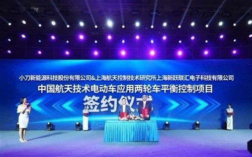 95后女生騎小刀環(huán)游青島，續(xù)航與顏值具備讓小刀與年輕人一同出行