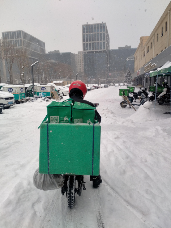 北京降雪  叮咚買菜為小哥準備保暖衣物、紅糖姜茶等全套防寒物資