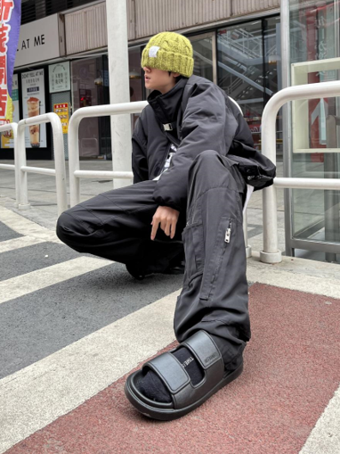 誰說穿拖鞋出門就是邋遢？你一定沒試過優(yōu)調(diào)兩條帶涼拖！