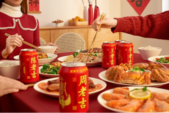 王老吉姓氏圖騰罐實(shí)物上線，網(wǎng)友開(kāi)啟瘋狂搶購(gòu)模式