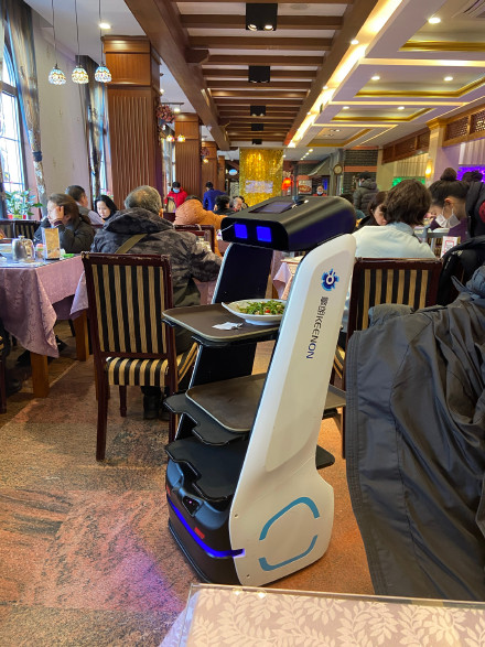 春節(jié)多地餐飲市場迎來消費旺季 大量餐企招聘機(jī)器人服務(wù)員