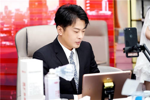 辛選創(chuàng)始人辛巴辛有志強(qiáng)調(diào)專業(yè)化，從多個(gè)維度來(lái)打造高專業(yè)性的主播團(tuán)隊(duì)
