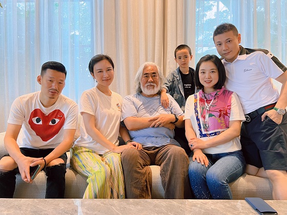 歌手白雪攜男友原藝三亞迎賓客，張紀(jì)中一家前來團(tuán)聚慶春節(jié)