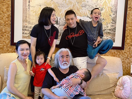 歌手白雪攜男友原藝三亞迎賓客，張紀(jì)中一家前來團(tuán)聚慶春節(jié)