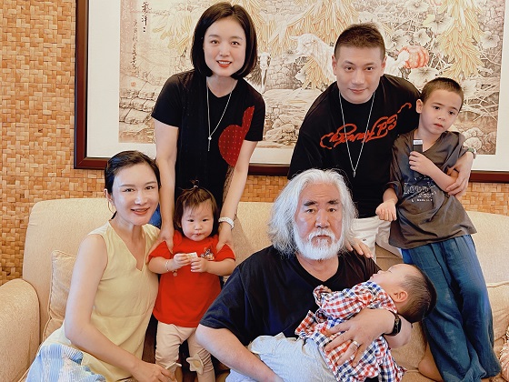歌手白雪攜男友原藝三亞迎賓客，張紀(jì)中一家前來團(tuán)聚慶春節(jié)