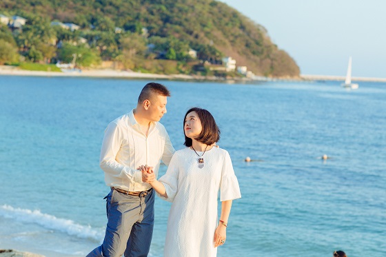 歌手白雪攜男友原藝三亞迎賓客，張紀(jì)中一家前來團(tuán)聚慶春節(jié)