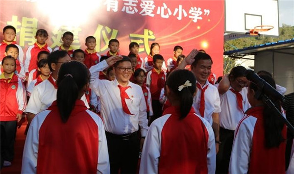 民間公益力量崛起，辛巴在“助學(xué)興教”上的成績備受關(guān)注