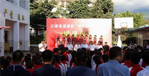 一個(gè)慈善企業(yè)家可以獲得多少榮譽(yù)？快來看看辛巴的“獎(jiǎng)狀墻”