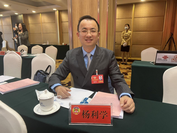 中益智信董事長(zhǎng)楊利學(xué)出席政協(xié)第十四屆青島市南區(qū)委員會(huì)第一次會(huì)議