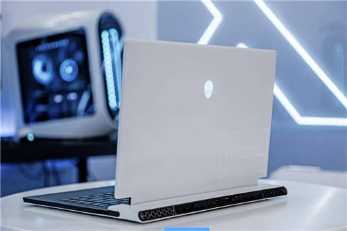 斗魚直播間，管澤元與ALIENWARE一同“開戰(zhàn)”