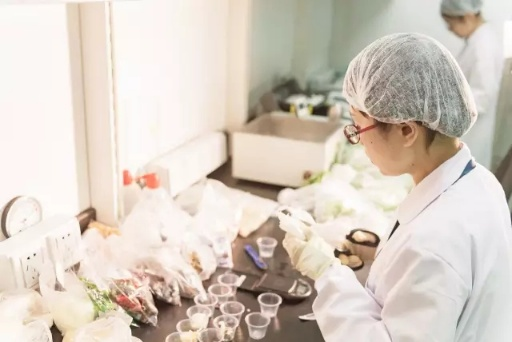 食安守健康 保障好安全：家樂(lè)福品控達(dá)人的一天