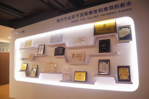 校企聯(lián)動，上海大學(xué)MBA中心攜手薪太軟共育人力資本專業(yè)人才