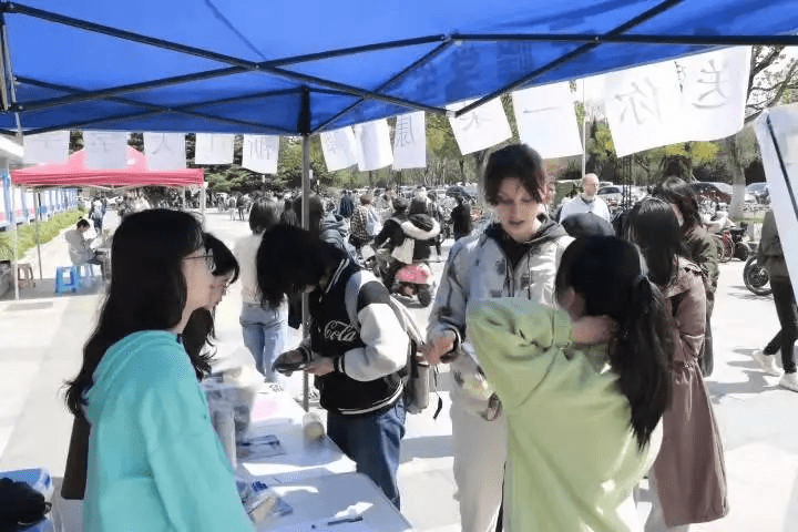 青團社「手工活」，讓浙大教授家屬和國際友人都舉手報名