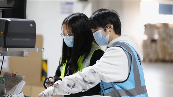 海柔創(chuàng)新使用機器人技術，幫助中老年人再就業(yè)