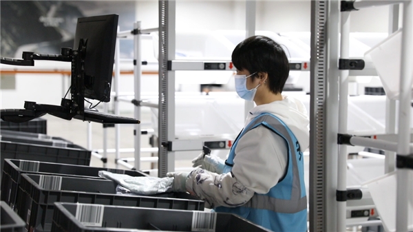 海柔創(chuàng)新使用機器人技術，幫助中老年人再就業(yè)