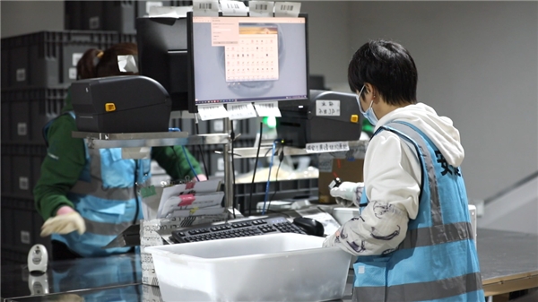 海柔創(chuàng)新使用機器人技術，幫助中老年人再就業(yè)