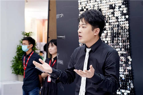 捐出的是財(cái)物，播下的是希望，看辛巴如何公益助學(xué)