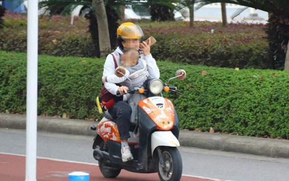 騎電動(dòng)車(chē)不接打電話.jpg