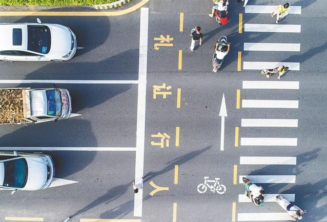 騎電動(dòng)車(chē)需要禮讓行人.jpg