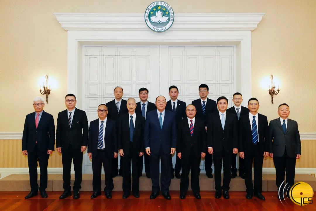 澳門特首賀一誠(chéng)與中國(guó)科學(xué)院院士、清華大學(xué)人工智能研究院名譽(yù)院長(zhǎng)張鈸一行合影.jpg