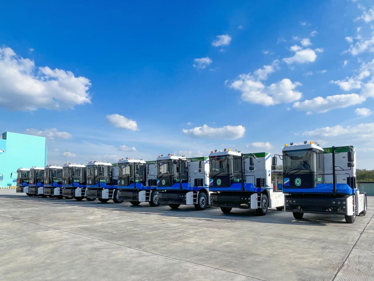 2022年12月，智能網(wǎng)聯(lián)新能源重卡E-Truck抵達(dá)泰國(guó)林查班港.jpg