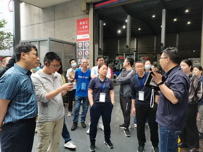 考察團(tuán)認(rèn)真聆聽工作人員介紹.jpg