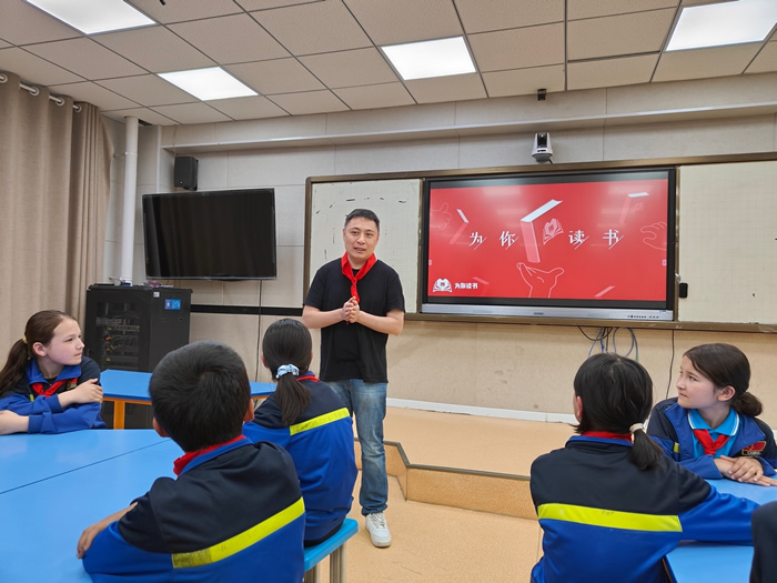 新疆師范大學(xué)教授、中國美術(shù)家協(xié)會(huì)會(huì)員馬誠帶來主題課堂.jpg