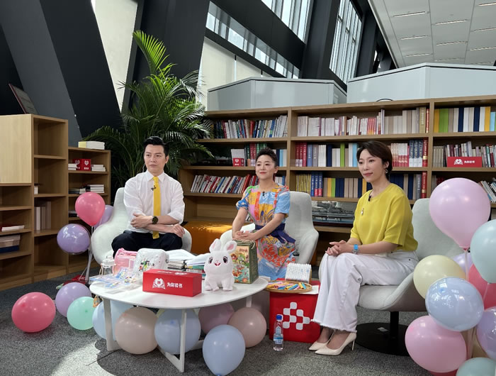 拼多多副總裁、“為你讀書(shū)”公益捐贈(zèng)行動(dòng)負(fù)責(zé)人侯凱笛做客直播間，講述捐贈(zèng)背后的故事.jpg
