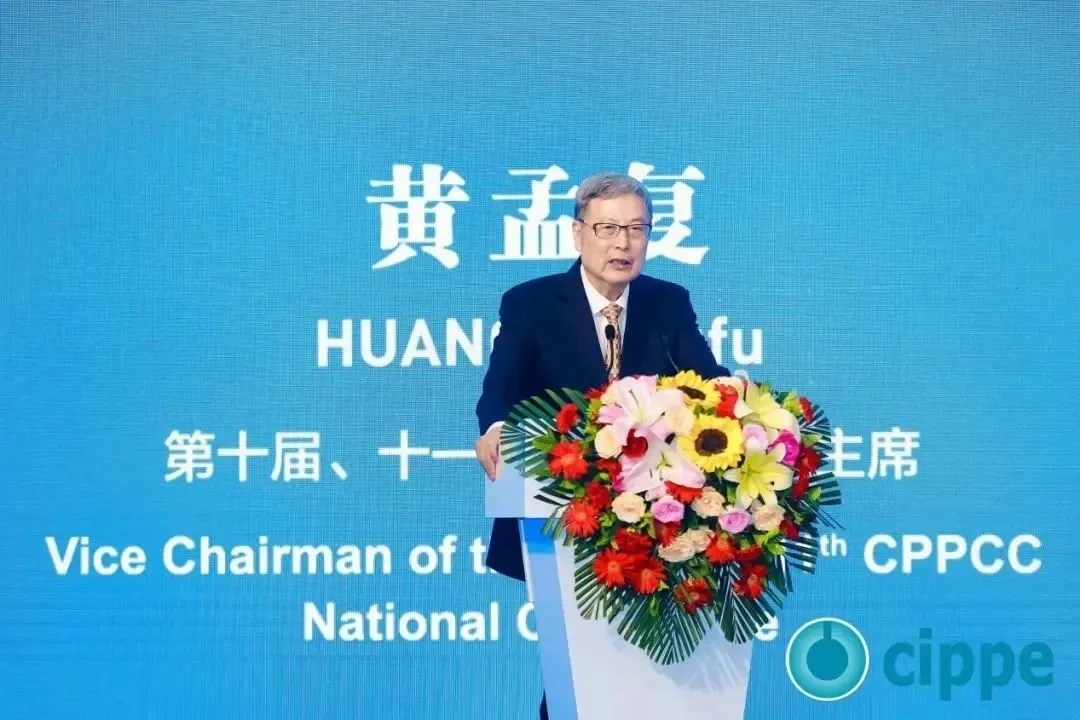 第十屆、第十一屆全國政協(xié)副主席黃孟復(fù)出席開幕式并宣布大會開幕.jpg