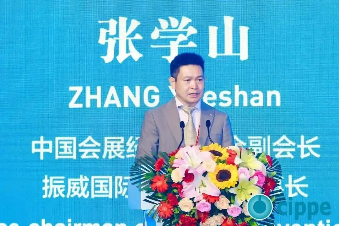 中國會展經(jīng)濟(jì)研究會副會長、振威國際會展集團(tuán)董事長張學(xué)山主持開幕式.jpg