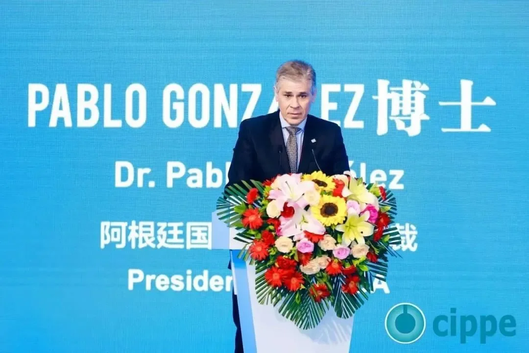 阿根廷國家石油公司總裁、博士PABLO GONZáLEZ出席開幕式并致辭.jpg