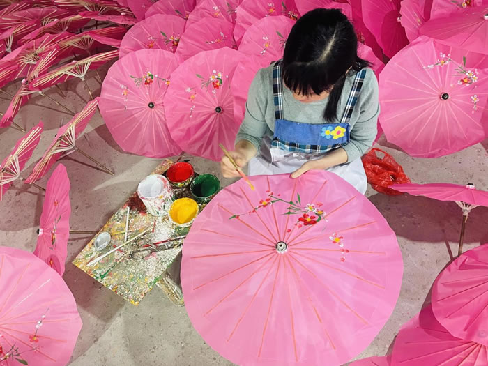 周漢宇將以齊白石為代表的湘潭民間繪畫風(fēng)格移植到石鼓油紙傘的傘面上，完成油紙傘從實(shí)用到藝術(shù)的功能轉(zhuǎn)型.jpg