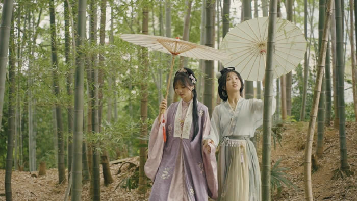 油紙傘幾乎成為古風(fēng)攝影的標(biāo)配。周樂介紹，自己拼多多店鋪的主要用戶集中在15-25歲的年輕人群體.jpg