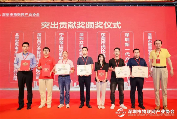 國家高層次人才、清華大學(xué)王興軍教授為會員單位頒發(fā)突出貢獻獎.jpg