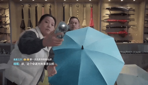 雷鵬琳撐起傘面，對(duì)準(zhǔn)鏡頭.jpg