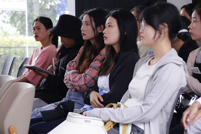 ▲科技小院準研究生們認真聆聽、仔細記錄培訓(xùn)細節(jié)，希望未來推動農(nóng)產(chǎn)品線上銷售。 攝影：王開.jpg