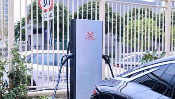 漢L唐L實(shí)現(xiàn)兆瓦閃充油電同速，超級e平臺刷新純電技術(shù)標(biāo)準(zhǔn)
