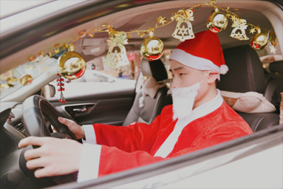 Skr人才，這年頭圣誕老人都開車了