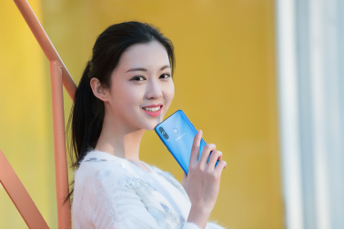 工藝制作水準(zhǔn)更高的“挖孔屏”，三星Galaxy A8s僅售2799元