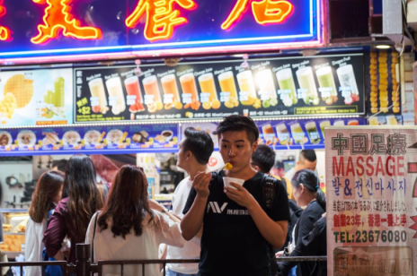 香港95后演員的副業(yè)很特別， 不拍戲就做“網(wǎng)約導(dǎo)游”帶人吃喝玩樂(lè)