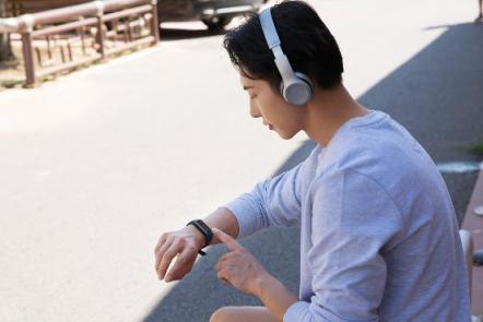 彩色大屏 NFC 心率一個(gè)不少，AMAZFIT 米動(dòng)手環(huán) 2 售價(jià) 299 元
