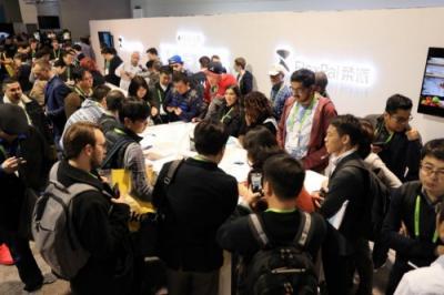 全球首款可折疊柔性屏手機FlexPai柔派亮相CES 2019，現場掀起熱潮