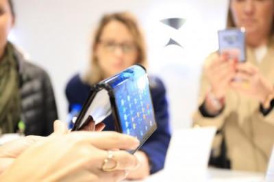 全球首款可折疊柔性屏手機FlexPai柔派亮相CES 2019，現場掀起熱潮
