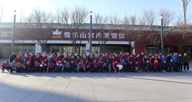 雪樂(lè)山“冰雪進(jìn)校園”順利開展，3000多名學(xué)生集體感受滑雪運(yùn)動(dòng)