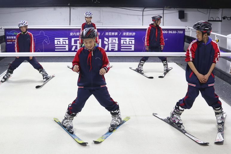 雪樂(lè)山“冰雪進(jìn)校園”順利開展，3000多名學(xué)生集體感受滑雪運(yùn)動(dòng)