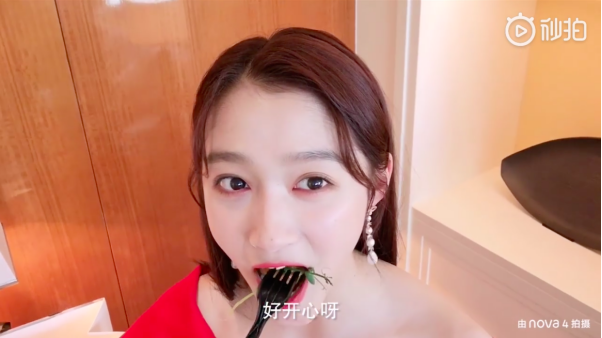 時尚icon關曉彤首支nova4拍攝vlog上線，甜蜜互動或?qū)⒃傧菩嘛L潮