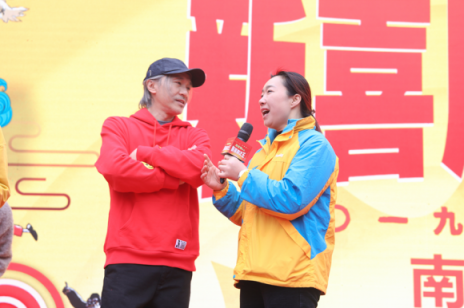 周星馳年貨節(jié)突襲蘇寧總部，女快遞員現(xiàn)場求角
