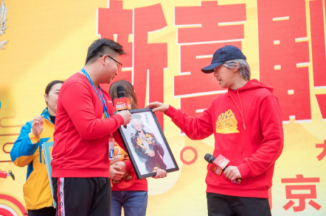 周星馳年貨節(jié)突襲蘇寧總部，女快遞員現(xiàn)場求角