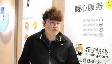 這個(gè)蹲地上修手機(jī)的小哥火了，網(wǎng)友：好人一生平安！