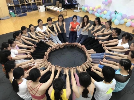每日瑜伽APP-零基礎(chǔ)快速入門，讓你健康變美不再是夢(mèng)！